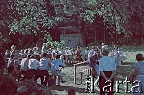 1958, Ławica k. Kłodzka, Polska.
Obóz harcerski drużyny 121 z Żoliborza, n/z przedstawienie dla miejscowych dzieci.
Fot. Marek Zürn, zbiory Fundacji Ośrodka KARTA