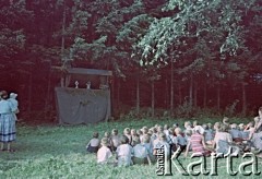 1958, Ławica k. Kłodzka, Polska.
Obóz harcerski drużyny 121 z Żoliborza, n/z przedstawienie dla miejscowych dzieci.
Fot. Marek Zürn, zbiory Fundacji Ośrodka KARTA