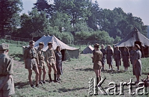 1958, Ławica k. Kłodzka, Polska.
Obóz harcerski drużyny 121 z Żoliborza, n/z apel.
Fot. Marek Zürn, zbiory Fundacji Ośrodka KARTA