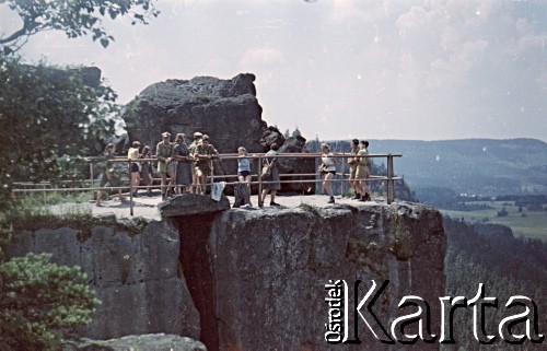 1958, Szczeliniec, Góry Stołowe, Polska.
Obóz harcerski drużyny 121 z Żoliborza w Ławicy k. Kłodzka, n/z wycieczka na Szczeliniec w Górach Stołowych.
Fot. Marek Zürn, zbiory Fundacji Ośrodka KARTA