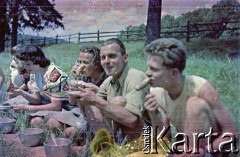1958, Ławica k. Kłodzka, Polska.
Obóz harcerski drużyny 121 z Żoliborza, n/z harcerze podczas posiłku.
Fot. Marek Zürn, zbiory Fundacji Ośrodka KARTA