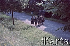 1958, Ławica k. Kłodzka, Polska.
Obóz harcerski drużyny 121 z Żoliborza, n/z harcerki podczas marszu.
Fot. Marek Zürn, zbiory Fundacji Ośrodka KARTA