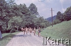 1958, Ławica k. Kłodzka, Polska.
Obóz harcerski drużyny 121 z Żoliborza, n/z harcerze podczas marszu.
Fot. Marek Zürn, zbiory Fundacji Ośrodka KARTA