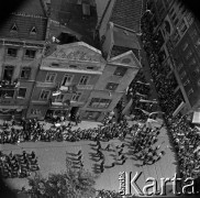 Lata 60., Toruń, Polska.
Pochód 1-Majowy.
Fot. Marek Zürn, zbiory Fundacji Ośrodka KARTA