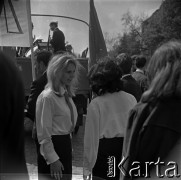 Lata 60., Toruń, Polska.
Pochód 1-Majowy, n/z aktywistki Związku Młodzieży Socjalistycznej.
Fot. Marek Zürn, zbiory Fundacji Ośrodka KARTA