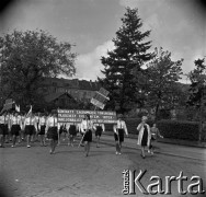 Lata 60., Toruń, Polska.
Pochód 1-Majowy, n/z aktywistki Związku Młodzieży Socjalistycznej z Liceum Medycznego im. Xofii Szlenkier.
Fot. Marek Zürn, zbiory Fundacji Ośrodka KARTA