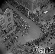 Lata 60., Toruń, Polska.
Pochód 1-Majowy.
Fot. Marek Zürn, zbiory Fundacji Ośrodka KARTA
