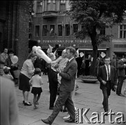 Lata 60., Toruń, Polska.
Pochód 1-Majowy, n/z ojciec z dzieckiem i balonikiem.
Fot. Marek Zürn, zbiory Fundacji Ośrodka KARTA