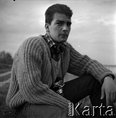 Lata 60., Puszcza Kampinoska, Polska.
Marek Zürn na wycieczce do Puszczy Kampinoskiej.
Fot. Marek Zürn, zbiory Fundacji Ośrodka KARTA