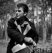 Lata 60., Puszcza Kampinoska, Polska.
Marek Zürn na wycieczce do Puszczy Kampinoskiej.
Fot. Marek Zürn, zbiory Fundacji Ośrodka KARTA