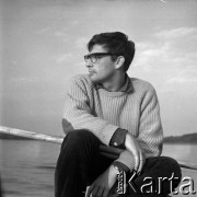 Lata 60., miejsce nieznane, Polska.
Marek Zürn podczas spływu kajakowego.
Fot. Marek Zürn, zbiory Fundacji Ośrodka KARTA