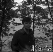 Lata 60., miejsce nieznane, Polska.
Marek Zürn podczas spływu kajakowego.
Fot. Marek Zürn, zbiory Fundacji Ośrodka KARTA