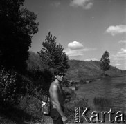 Lata 60., miejsce nieznane, Polska.
Marek Zürn podczas spływu kajakowego.
Fot. Marek Zürn, zbiory Fundacji Ośrodka KARTA