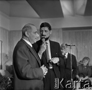 Lata 60., Warszawa, Polska.
Spotkanie ze Stanisławem Jerzym Lecem, n/z Stanisław Jerzy Lec (L).
Fot. Marek Zürn, zbiory Fundacji Ośrodka KARTA