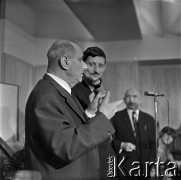 Lata 60., Warszawa, Polska.
Spotkanie ze Stanisławem Jerzym Lecem, n/z Stanisław Jerzy Lec (L).
Fot. Marek Zürn, zbiory Fundacji Ośrodka KARTA