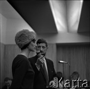 Lata 60., Warszawa, Polska.
Spotkanie ze Stanisławem Jerzym Lecem, n/z Irena Szewińska (L).
Fot. Marek Zürn, zbiory Fundacji Ośrodka KARTA