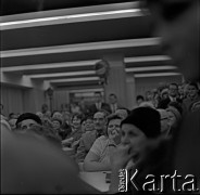 Lata 60., Warszawa, Polska.
Spotkanie ze Stanisławem Jerzym Lecem, n/z publiczność.
Fot. Marek Zürn, zbiory Fundacji Ośrodka KARTA