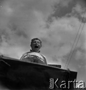 Lata 60., miejsce nieznane, Polska.
Witold Dębicki, aktor, n/z na huśtawce.
Fot. Marek Zürn, zbiory Fundacji Ośrodka KARTA