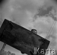 Lata 60., miejsce nieznane, Polska.
Witold Dębicki, aktor, n/z na huśtawce.
Fot. Marek Zürn, zbiory Fundacji Ośrodka KARTA