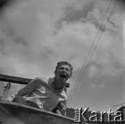 Lata 60., miejsce nieznane, Polska.
Witold Dębicki, aktor, n/z na huśtawce.
Fot. Marek Zürn, zbiory Fundacji Ośrodka KARTA