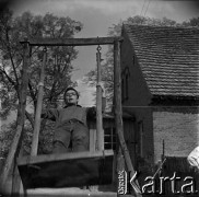 Lata 60., miejsce nieznane, Polska.
Marek Zürn na huśtawce.
Fot. Marek Zürn, zbiory Fundacji Ośrodka KARTA