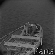 Lata 60., miejsce nieznane, Polska.
Dwie panie w łódce.
Fot. Marek Zürn, zbiory Fundacji Ośrodka KARTA