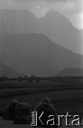 Lata 60., Podhale, Polska.
Krajobraz Podhala, w tle Tatry i Giewont.
Fot. Marek Zürn, zbiory Fundacji Ośrodka KARTA