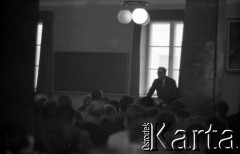 Lata 60., Warszawa, Polska.
Spotkanie z francuskim filozofem Rogerem Garaudy, n/z w głębi Roger Garaudy.
Fot. Marek Zürn, zbiory Fundacji Ośrodka KARTA