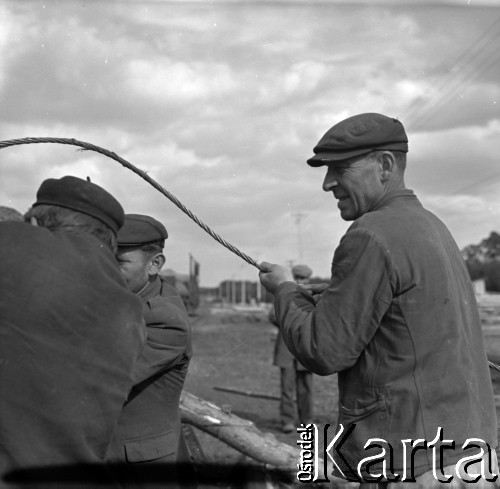 Lata 60., Roztocze, Polska.
Zrzucanie pni drzew (dłużycy) z wagonu.
Fot. Marek Zürn, zbiory Fundacji Ośrodka KARTA