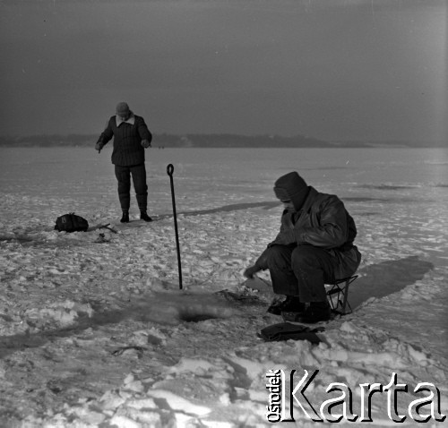 Lata 60., Zalew Zegrzyński, Polska.
Wędkarze na zamarzniętym Zalewie Zegrzyńskim.
Fot. Marek Zürn, zbiory Fundacji Ośrodka KARTA