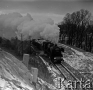 Lata 60., Mazowsze, Polska.
Parowóz i tory kolejowe.
Fot. Marek Zürn, zbiory Fundacji Ośrodka KARTA