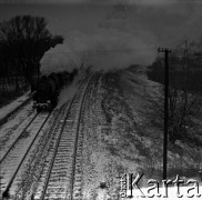 Lata 60., Mazowsze, Polska.
Parowóz i tory kolejowe.
Fot. Marek Zürn, zbiory Fundacji Ośrodka KARTA