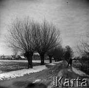 Lata 60., Mazowsze, Polska.
Droga na mazowieckiej wsi.
Fot. Marek Zürn, zbiory Fundacji Ośrodka KARTA