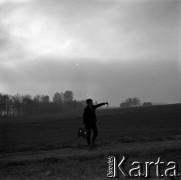 Lata 60., Mazowsze, Polska.
Mężczyzna z teczką na polu.
Fot. Marek Zürn, zbiory Fundacji Ośrodka KARTA