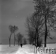 Lata 60., Mazowsze, Polska.
Kobieta na drodze w zimie.
Fot. Marek Zürn, zbiory Fundacji Ośrodka KARTA