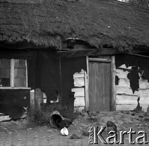 Lata 60., Mazowsze, Polska.
Stara chałupa.
Fot. Marek Zürn, zbiory Fundacji Ośrodka KARTA