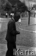 1963, Błonie, Polska.
Mężczyzna na rynku.
Fot. Marek Zürn, zbiory Fundacji Ośrodka KARTA