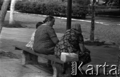 1963, Błonie, Polska.
Kobiety na ławce.
Fot. Marek Zürn, zbiory Fundacji Ośrodka KARTA