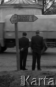 1963, Nieborów, Polska.
Drogowskazy.
Fot. Marek Zürn, zbiory Fundacji Ośrodka KARTA