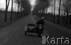 1959, Koszalin (okolice), Polska.
Milicjant na motocyklu.
Fot. Marek Zürn, zbiory Fundacji Ośrodka KARTA