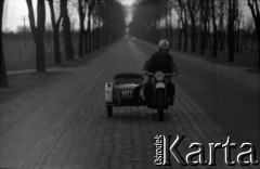 1959, Koszalin (okolice), Polska.
Milicjant na motocyklu.
Fot. Marek Zürn, zbiory Fundacji Ośrodka KARTA