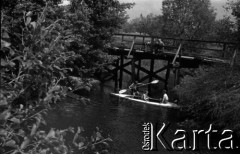 Lata 60., okolice Warszawy, Polska.
Na rzece Jeziorce.
Fot. Marek Zürn, zbiory Fundacji Ośrodka KARTA