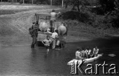 Lata 60., okolice Warszawy, Polska.
Na rzece Jeziorce.
Fot. Marek Zürn, zbiory Fundacji Ośrodka KARTA