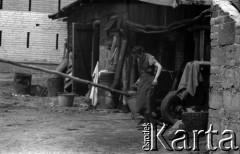 Lata 60., Mazowsze, Polska.
Gospodarstwo rolne, kobieta z wiadrem.
Fot. Marek Zürn, zbiory Fundacji Ośrodka KARTA