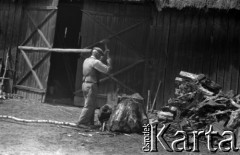 Lata 60., Mazowsze, Polska.
Gospodarstwo rolne, rolnik z młotem.
Fot. Marek Zürn, zbiory Fundacji Ośrodka KARTA