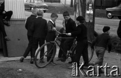 1963, Nieborów, Polska.
Chłopcy z rowerem.
Fot. Marek Zürn, zbiory Fundacji Ośrodka KARTA