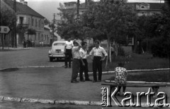 1963, Błonie, Polska.
Niedziela na rynku.
Fot. Marek Zürn, zbiory Fundacji Ośrodka KARTA