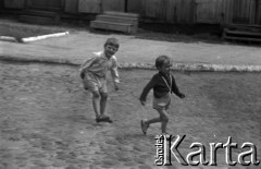 1963, Błonie, Polska.
Dzieci na ulicy.
Fot. Marek Zürn, zbiory Fundacji Ośrodka KARTA