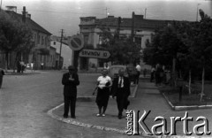1963, Błonie, Polska.
Niedziela na rynku, mieszkańcy i drogowskaz na Brwinów.
Fot. Marek Zürn, zbiory Fundacji Ośrodka KARTA