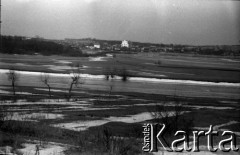 Lata 60., miejsce nieznane, Polska.
Rzeka podczas wiosennych roztopów.
Fot. Marek Zürn, zbiory Fundacji Ośrodka KARTA